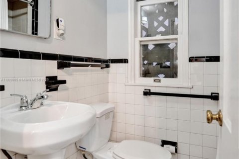 Villa ou maison à louer à Hollywood, Floride: 4 chambres, 221.11 m2 № 2018381 - photo 22