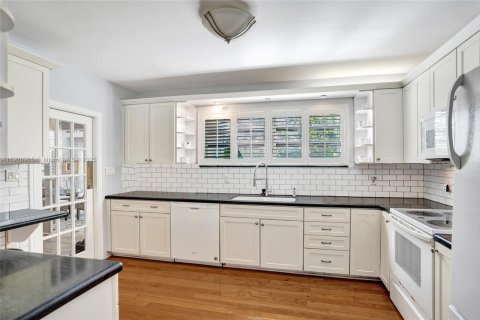Villa ou maison à louer à Hollywood, Floride: 4 chambres, 221.11 m2 № 2018381 - photo 14