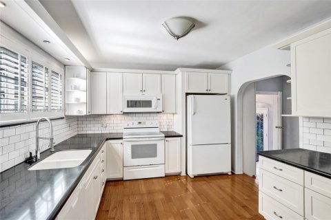 Villa ou maison à louer à Hollywood, Floride: 4 chambres, 221.11 m2 № 2018381 - photo 13