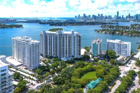 Condominio en Miami Beach, Florida, 3 dormitorios  № 2424444