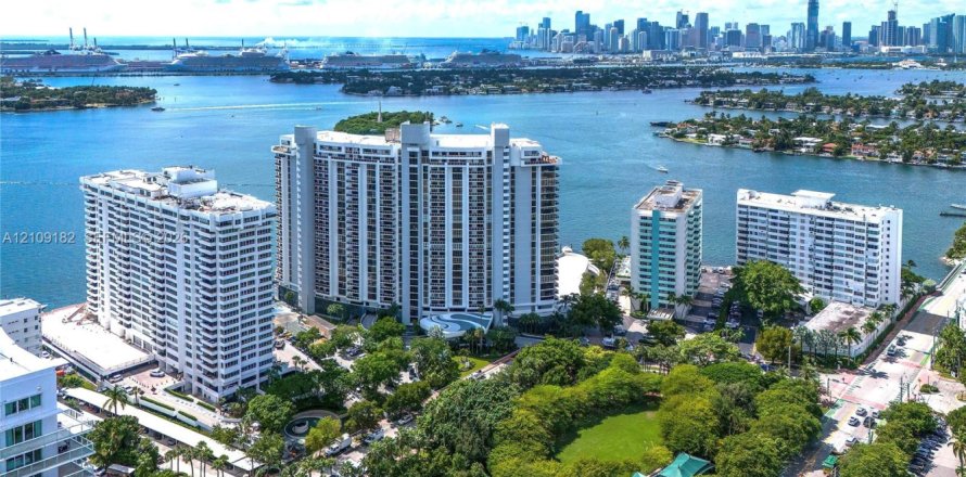 Condominio en Miami Beach, Florida, 3 dormitorios  № 2424444