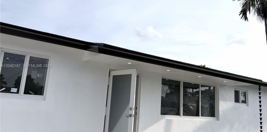 House in Homestead, Florida 3 bedrooms, 180.23 sq.m. № 2086445