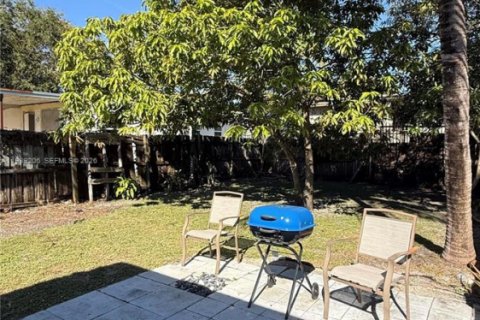 House in Miami, Florida 2 bedrooms, 95.88 sq.m. № 1997545 - photo 14