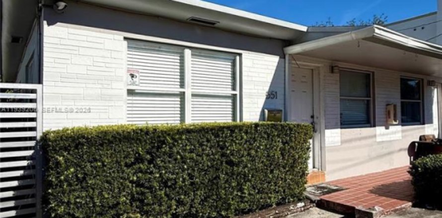 House in Miami, Florida 2 bedrooms, 95.88 sq.m. № 1997545