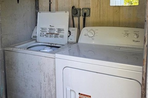 House in Miami, Florida 2 bedrooms, 95.88 sq.m. № 1997545 - photo 12