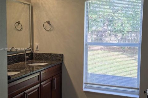 House in Port St. Lucie, Florida 4 bedrooms, 217.39 sq.m. № 2027275 - photo 15