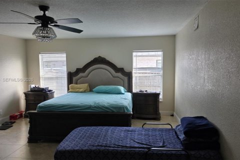 House in Port St. Lucie, Florida 4 bedrooms, 217.39 sq.m. № 2027275 - photo 12