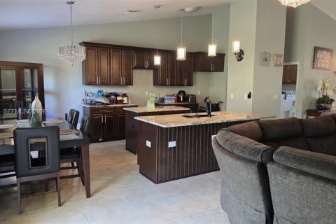 House in Port St. Lucie, Florida 4 bedrooms, 217.39 sq.m. № 2027275 - photo 4