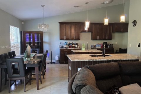 House in Port St. Lucie, Florida 4 bedrooms, 217.39 sq.m. № 2027275 - photo 3