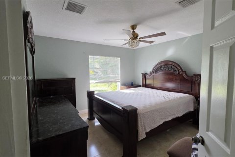 House in Port St. Lucie, Florida 4 bedrooms, 217.39 sq.m. № 2027275 - photo 11