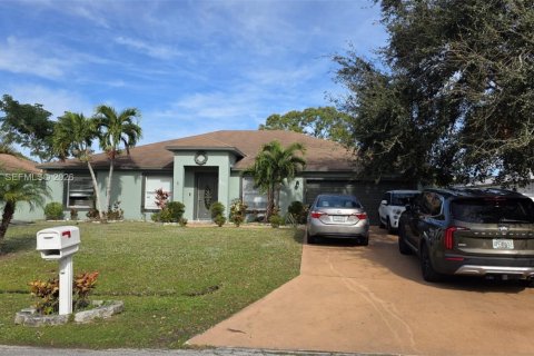 House in Port St. Lucie, Florida 4 bedrooms, 217.39 sq.m. № 2027275