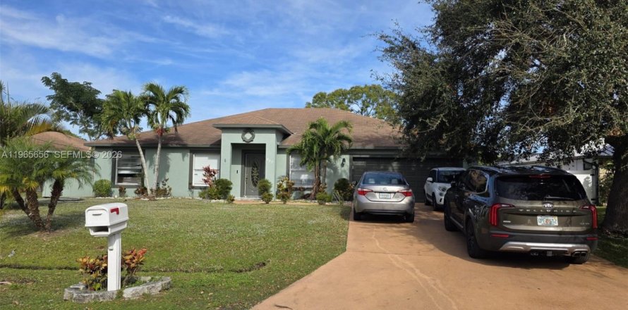 House in Port St. Lucie, Florida 4 bedrooms, 217.39 sq.m. № 2027275