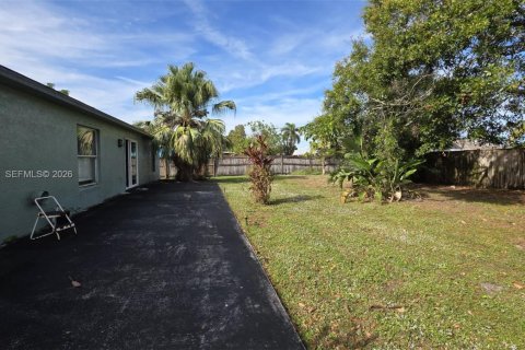 House in Port St. Lucie, Florida 4 bedrooms, 217.39 sq.m. № 2027275 - photo 18