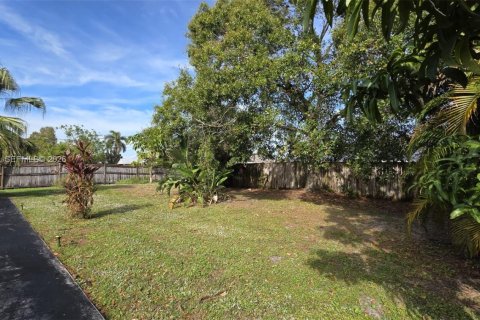 House in Port St. Lucie, Florida 4 bedrooms, 217.39 sq.m. № 2027275 - photo 19