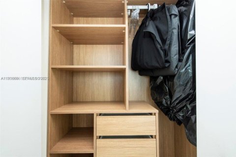 Condo in Miami, Florida, 2 bedrooms  № 1994726 - photo 21