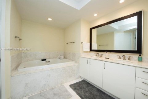 Condo in Miami, Florida, 2 bedrooms  № 1994726 - photo 24