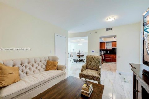 Condo in Miami, Florida, 2 bedrooms  № 1994726 - photo 4