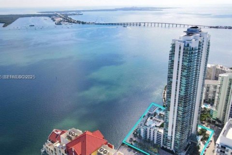 Condo in Miami, Florida, 2 bedrooms  № 1994726 - photo 1