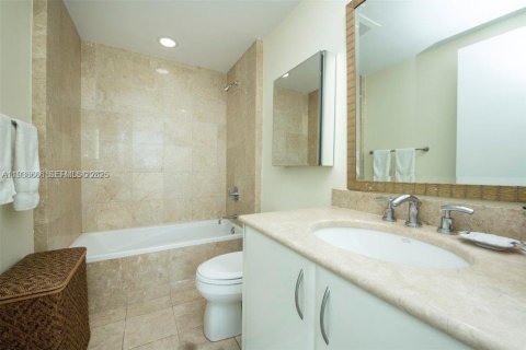 Condo in Miami, Florida, 2 bedrooms  № 1994726 - photo 20