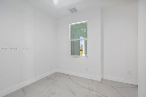 House in Cape Coral, Florida 3 bedrooms, 176.33 sq.m. № 1693002 - photo 22