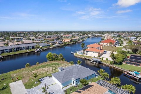 House in Cape Coral, Florida 3 bedrooms, 176.33 sq.m. № 1693002 - photo 6