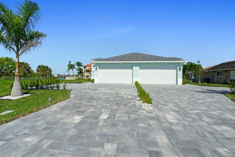 House in Cape Coral, Florida 3 bedrooms, 176.33 sq.m. № 1693002 - photo 3