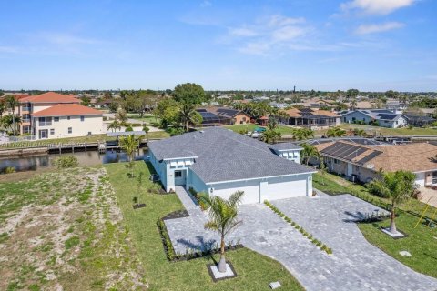 House in Cape Coral, Florida 3 bedrooms, 176.33 sq.m. № 1693002 - photo 5