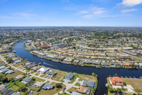 House in Cape Coral, Florida 3 bedrooms, 176.33 sq.m. № 1693002 - photo 14