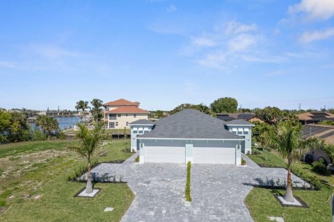 House in Cape Coral, Florida 3 bedrooms, 176.33 sq.m. № 1693002 - photo 4