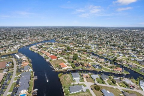 House in Cape Coral, Florida 3 bedrooms, 176.33 sq.m. № 1693002 - photo 12