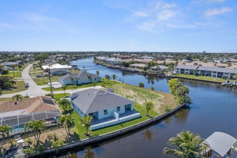 House in Cape Coral, Florida 3 bedrooms, 176.33 sq.m. № 1693002 - photo 8