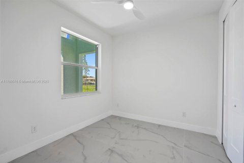 House in Cape Coral, Florida 3 bedrooms, 176.33 sq.m. № 1693002 - photo 18
