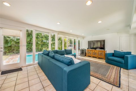 Villa ou maison à louer à Miami, Floride: 4 chambres, 265.24 m2 № 1999977 - photo 10