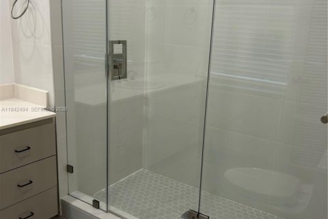 Villa ou maison à louer à Miami, Floride: 4 chambres, 265.24 m2 № 1999977 - photo 13