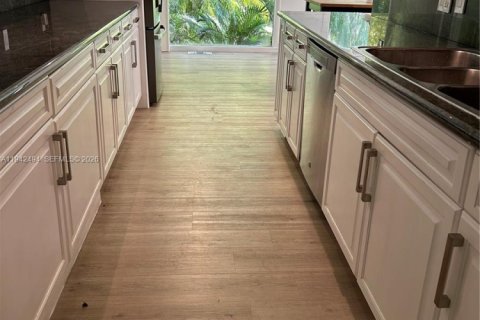 Villa ou maison à louer à Miami, Floride: 4 chambres, 265.24 m2 № 1999977 - photo 11