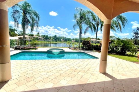 Villa ou maison à louer à Weston, Floride: 5 chambres, 402.73 m2 № 1756124 - photo 8