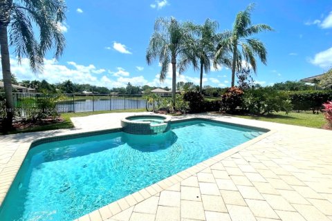 Villa ou maison à louer à Weston, Floride: 5 chambres, 402.73 m2 № 1756124 - photo 19