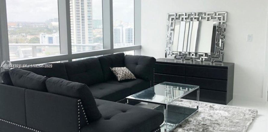 Condominio en Miami, Florida, 1 dormitorio  № 2077050