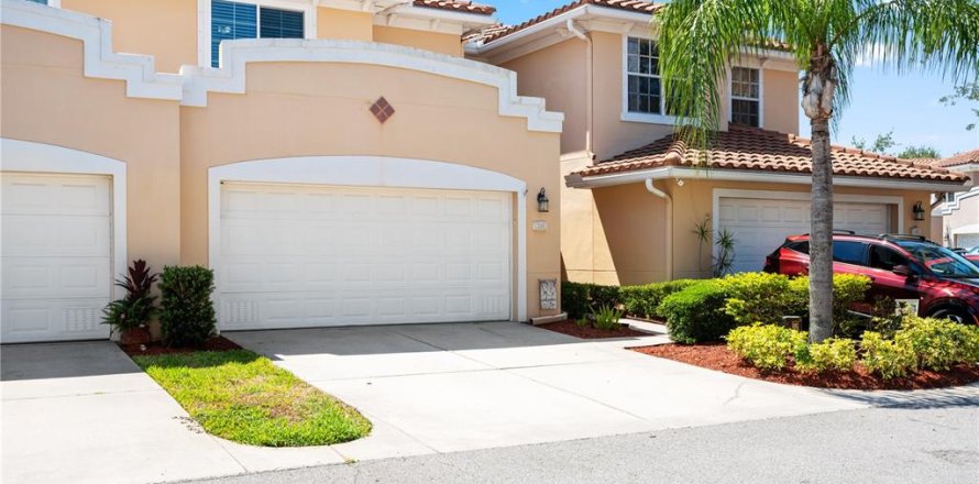 Adosado en Saint Petersburg, Florida 3 dormitorios, 211.91 m2 № 2218888