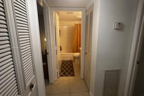 Condo in Margate, Florida, 2 bedrooms  № 2040879 - photo 9