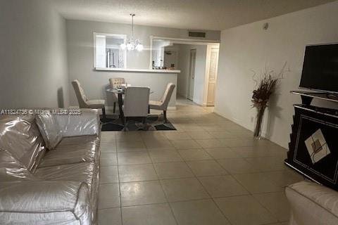 Condo in Margate, Florida, 2 bedrooms  № 2040879 - photo 17