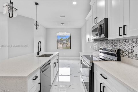 Casa en venta en Lehigh Acres, Florida, 4 dormitorios, 159.7 m2 № 1784110 - foto 11