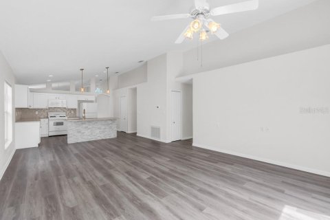 Villa ou maison à louer à Clermont, Floride: 4 chambres, 177.72 m2 № 2387687 - photo 6