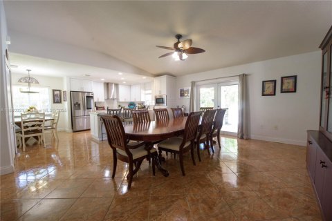 House in Homestead, Florida 4 bedrooms, 217.48 sq.m. № 2016988 - photo 8