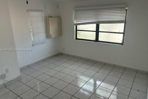 Villa ou maison à louer à Surfside, Floride: 3 chambres, 144.18 m2 № 2013497 - photo 21