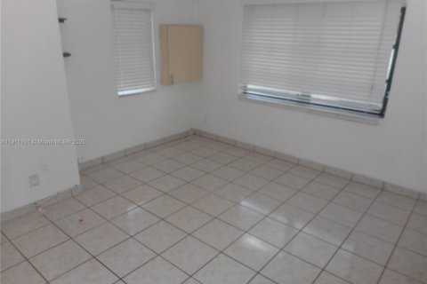 Casa en alquiler en Surfside, Florida, 2 dormitorios, 144.18 m2 № 2013497 - foto 5