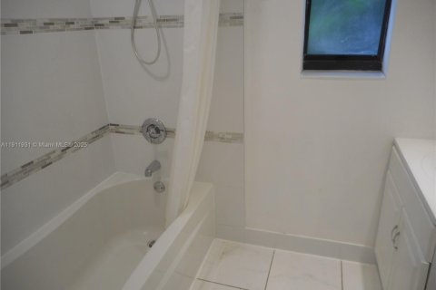 Casa en alquiler en Surfside, Florida, 2 dormitorios, 144.18 m2 № 2013497 - foto 16