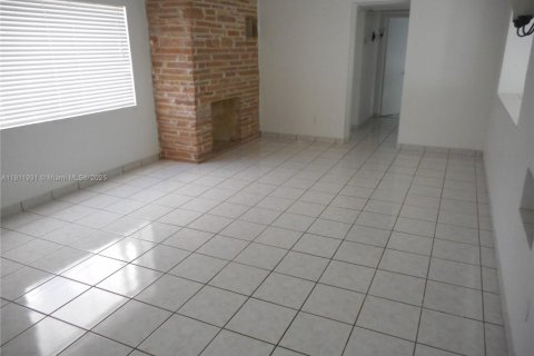 Casa en alquiler en Surfside, Florida, 2 dormitorios, 144.18 m2 № 2013497 - foto 13