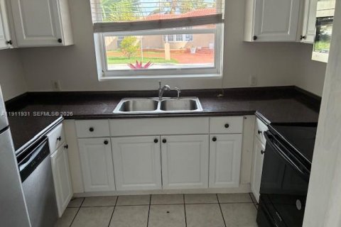 Villa ou maison à louer à Surfside, Floride: 3 chambres, 144.18 m2 № 2013497 - photo 22