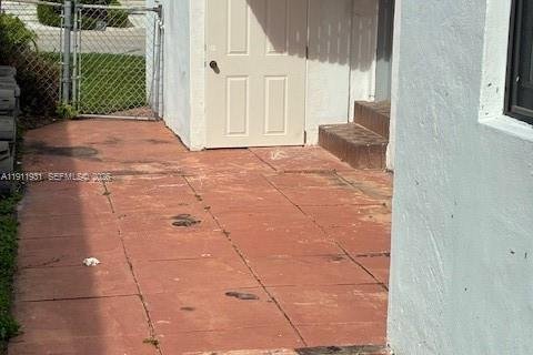 Villa ou maison à louer à Surfside, Floride: 3 chambres, 144.18 m2 № 2013497 - photo 27